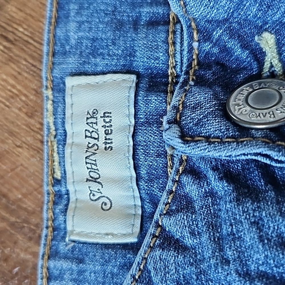 St. Johns Bay Stretch Women's Size 8 Denim Bermuda Shorts - Picture 2 of 9